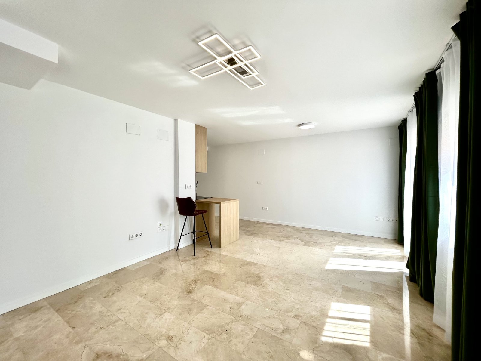 In der lebhaften Stadt Alicante (Alacant) gelegen, bietet dieses Wohnresort eine Auswahl von acht Immobilien, darunter Wohnungen, Erdgeschosse und Pe