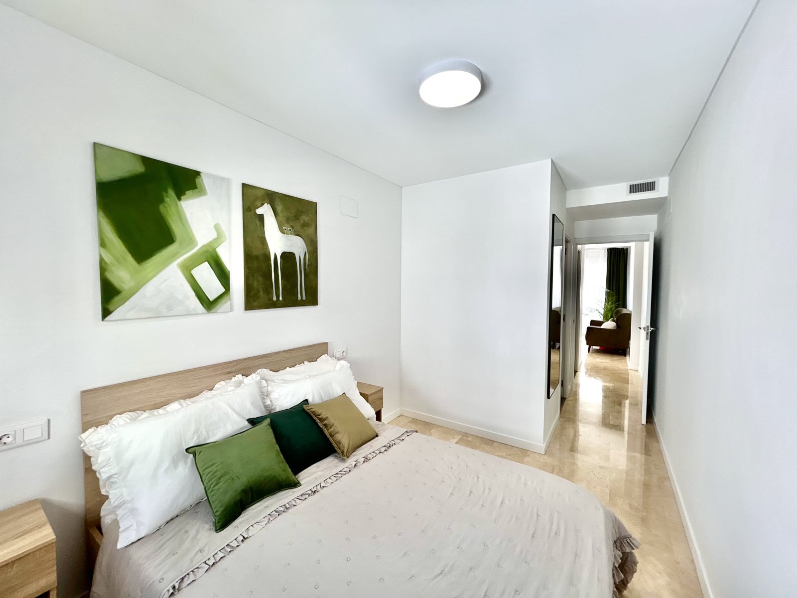 In der lebhaften Stadt Alicante (Alacant) gelegen, bietet dieses Wohnresort eine Auswahl von acht Immobilien, darunter Wohnungen, Erdgeschosse und Pe