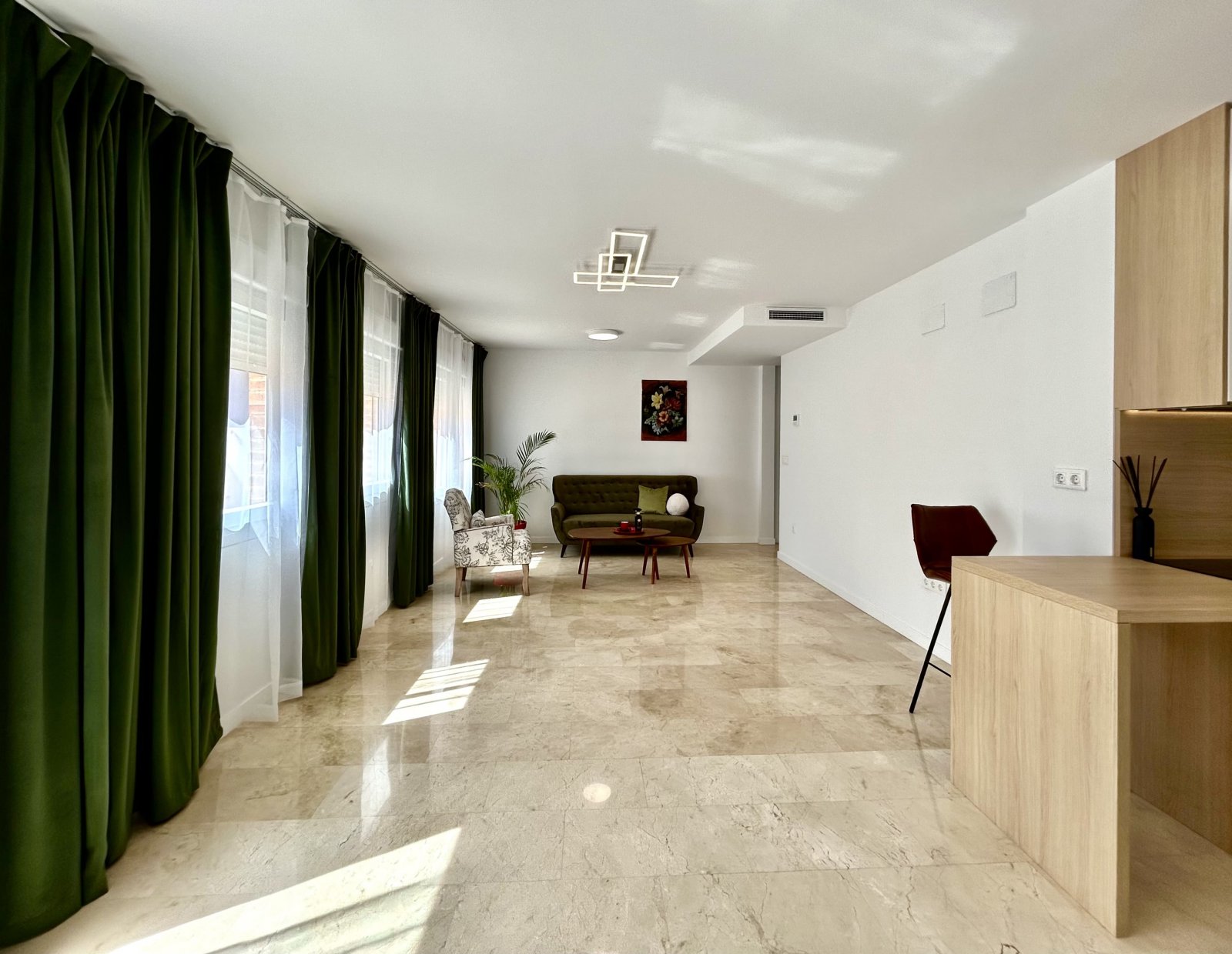 In der lebhaften Stadt Alicante (Alacant) gelegen, bietet dieses Wohnresort eine Auswahl von acht Immobilien, darunter Wohnungen, Erdgeschosse und Pe
