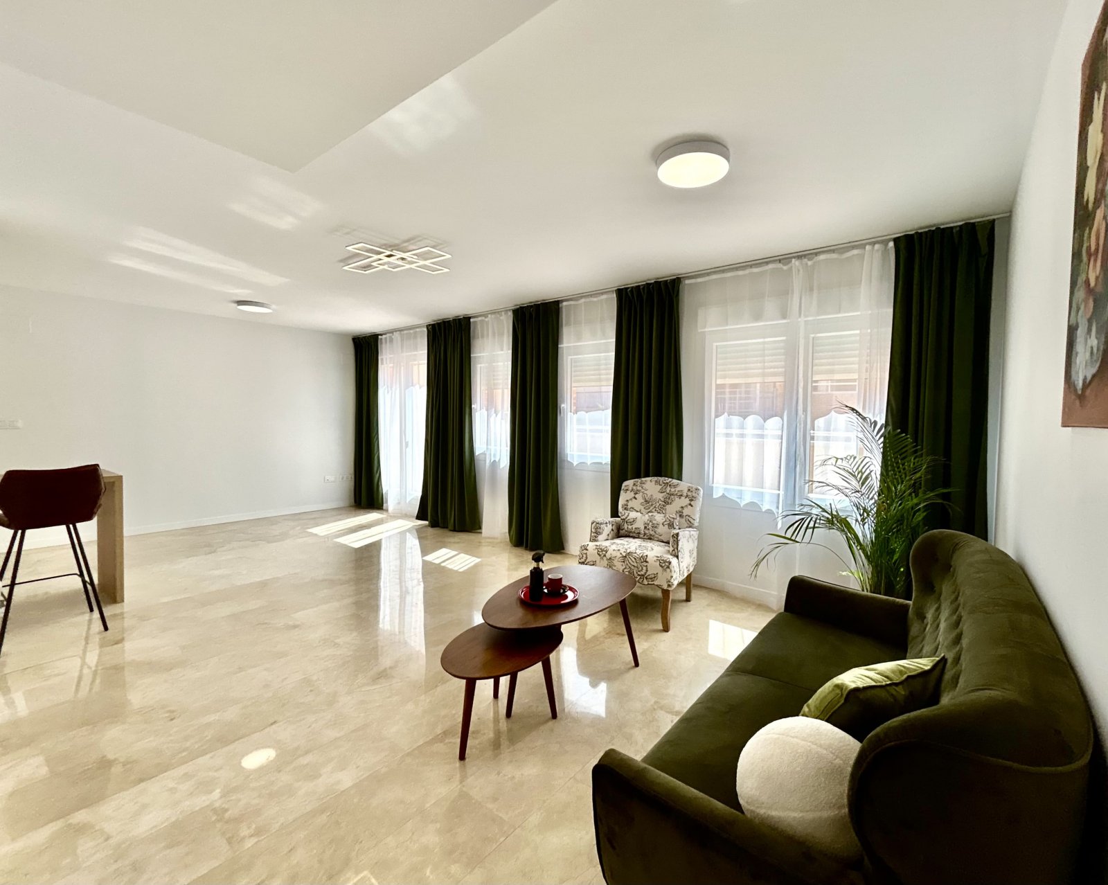 In der lebhaften Stadt Alicante (Alacant) gelegen, bietet dieses Wohnresort eine Auswahl von acht Immobilien, darunter Wohnungen, Erdgeschosse und Pe