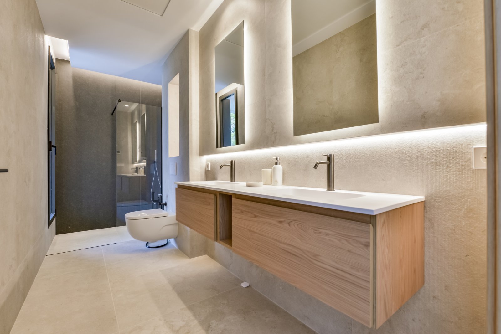 In der exklusiven Gegend von Altea gelegen, bietet diese Villa eine privilegierte Umgebung nur 2 km vom Meer entfernt. Mit einem Design, das Eleganz