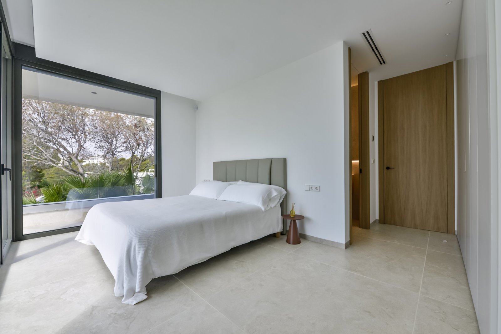 In der exklusiven Gegend von Altea gelegen, bietet diese Villa eine privilegierte Umgebung nur 2 km vom Meer entfernt. Mit einem Design, das Eleganz