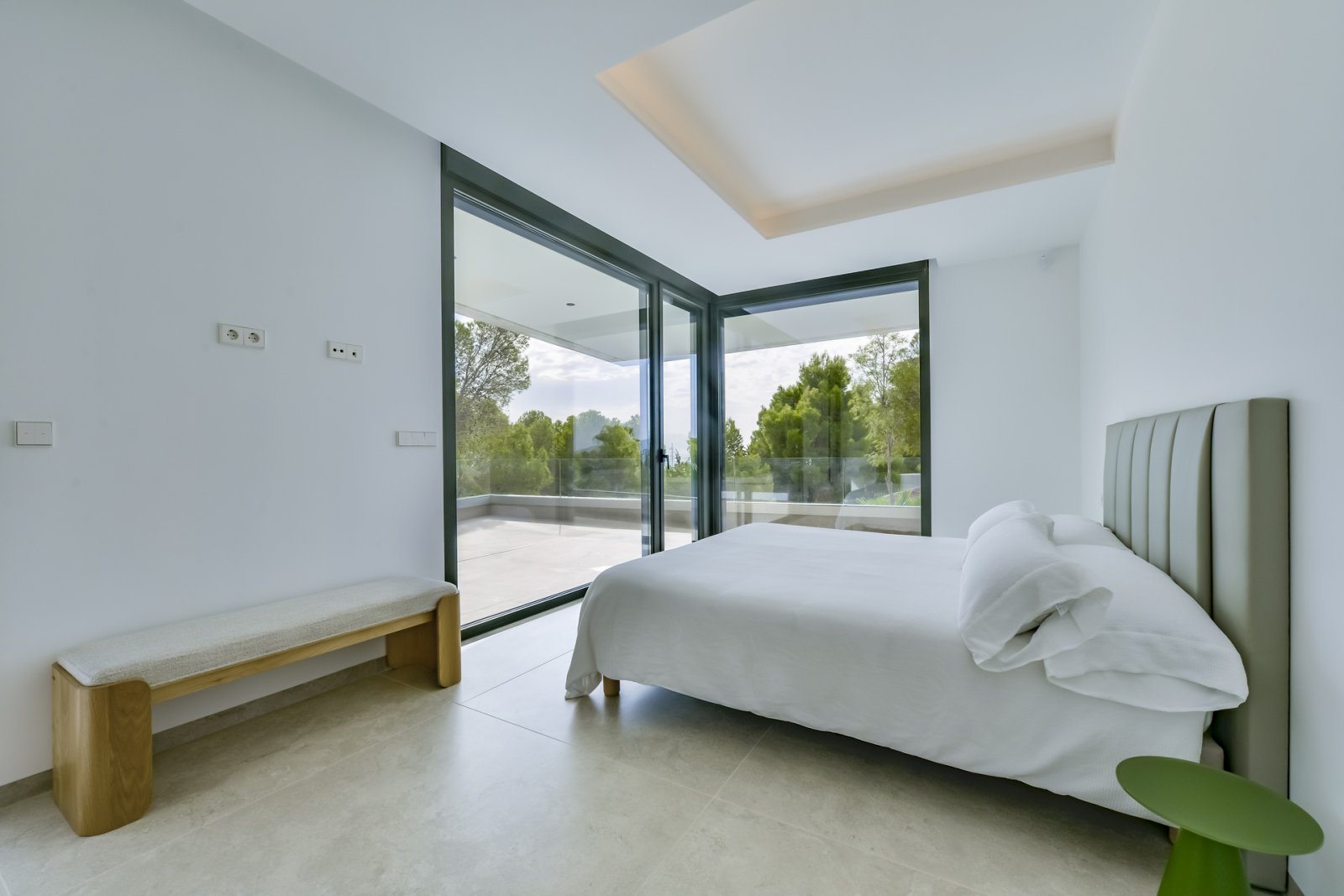 In der exklusiven Gegend von Altea gelegen, bietet diese Villa eine privilegierte Umgebung nur 2 km vom Meer entfernt. Mit einem Design, das Eleganz