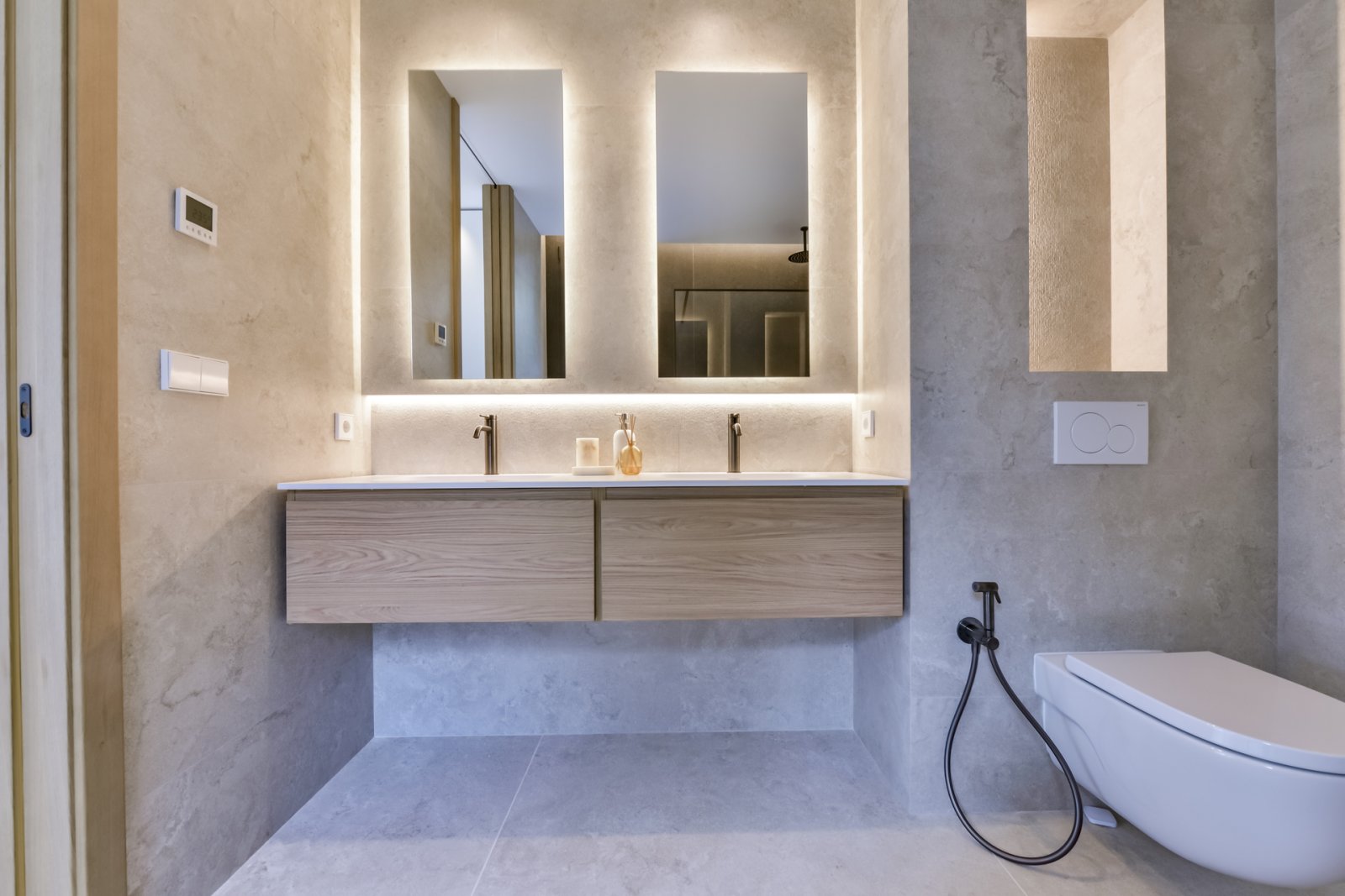 In der exklusiven Gegend von Altea gelegen, bietet diese Villa eine privilegierte Umgebung nur 2 km vom Meer entfernt. Mit einem Design, das Eleganz