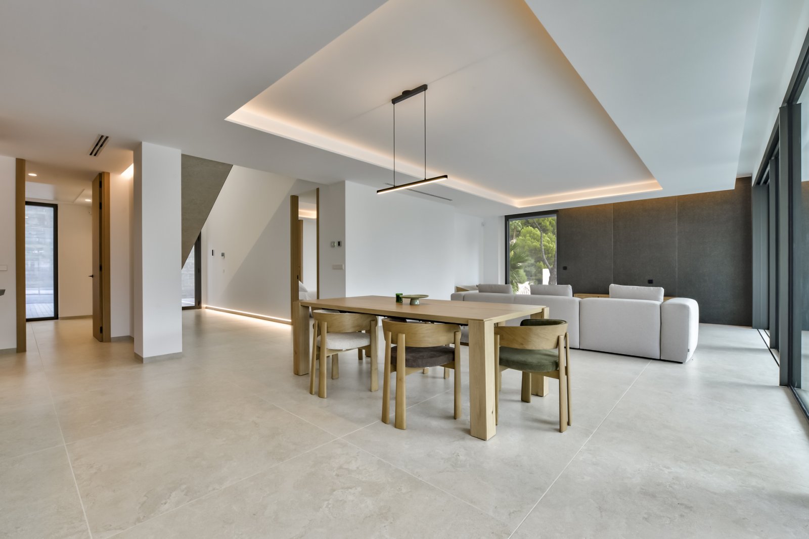 In der exklusiven Gegend von Altea gelegen, bietet diese Villa eine privilegierte Umgebung nur 2 km vom Meer entfernt. Mit einem Design, das Eleganz