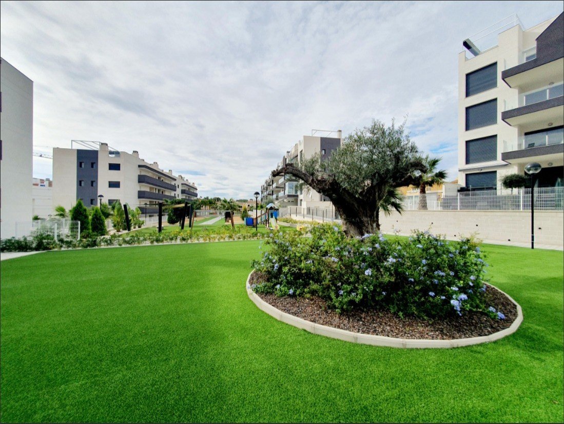   Discover this superb modern flat situated on the 2nd floor (with lift access) within the prestigious, secure Valentino Golf residence. Ideally facin