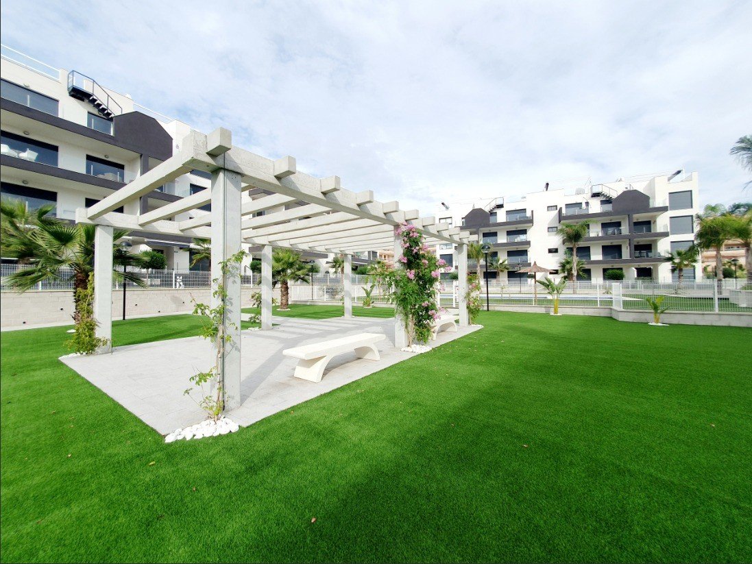   Discover this superb modern flat situated on the 2nd floor (with lift access) within the prestigious, secure Valentino Golf residence. Ideally facin