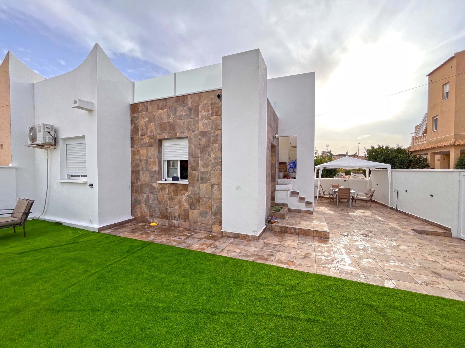 Dieses wunderschön renovierte, einstöckige Haus im Herzen von Playa Flamenca bietet die perfekte Kombination aus modernem Komfort und Außenwohnbereic