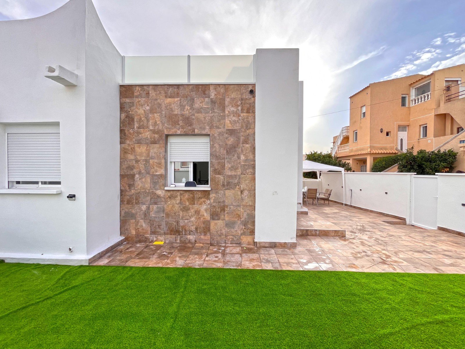 Dieses wunderschön renovierte, einstöckige Haus im Herzen von Playa Flamenca bietet die perfekte Kombination aus modernem Komfort und Außenwohnbereic