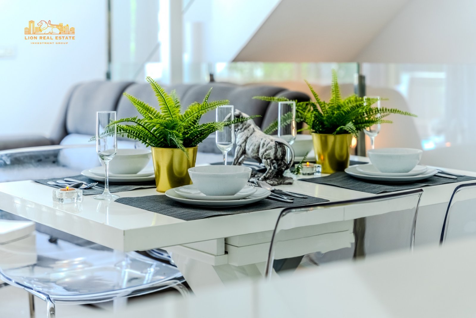   Welcome to this magnificent villa with modern design and state-of-the-art appliances, located in the sunny area of Villamartín! This stunning home i
