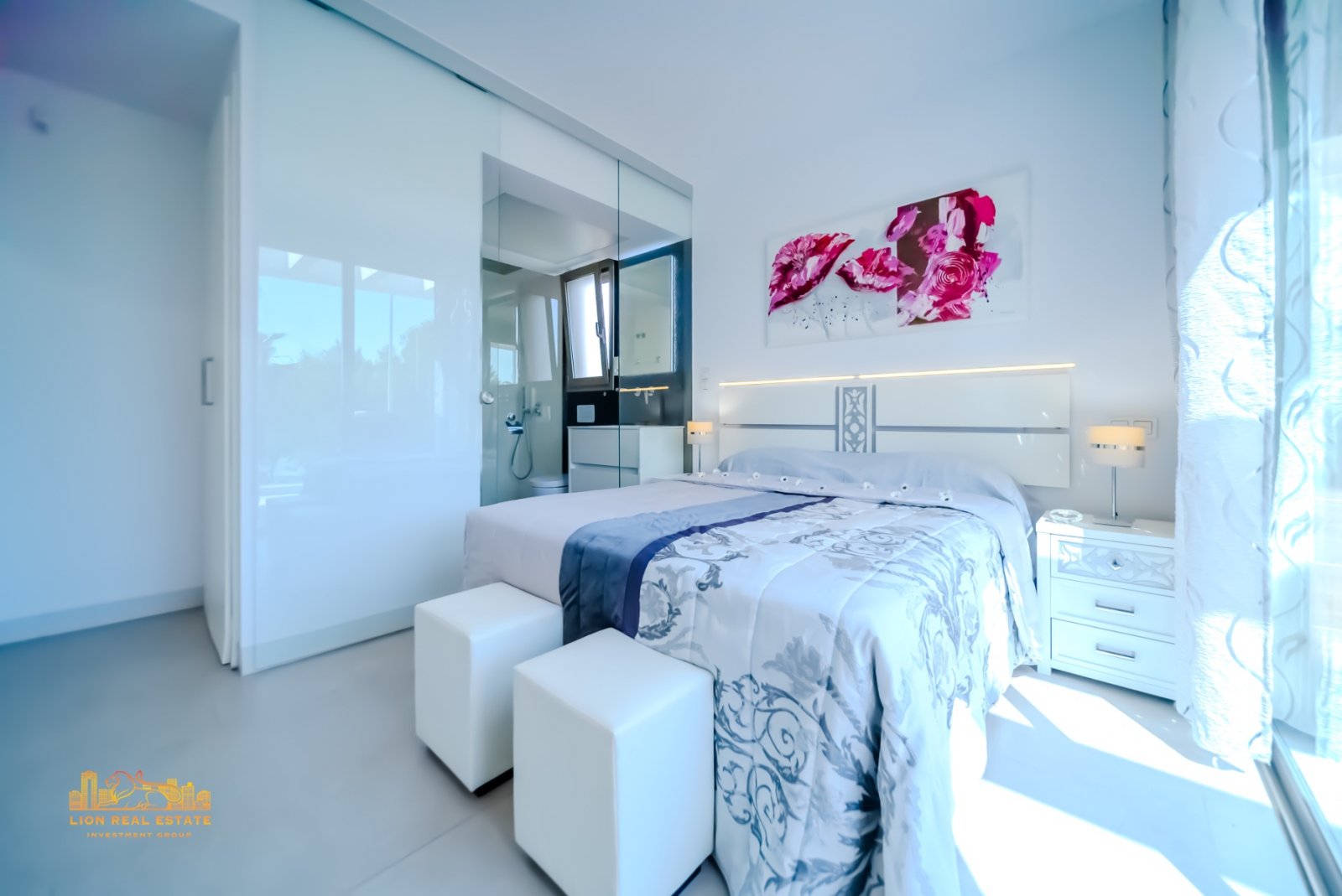   Welcome to this magnificent villa with modern design and state-of-the-art appliances, located in the sunny area of Villamartín! This stunning home i