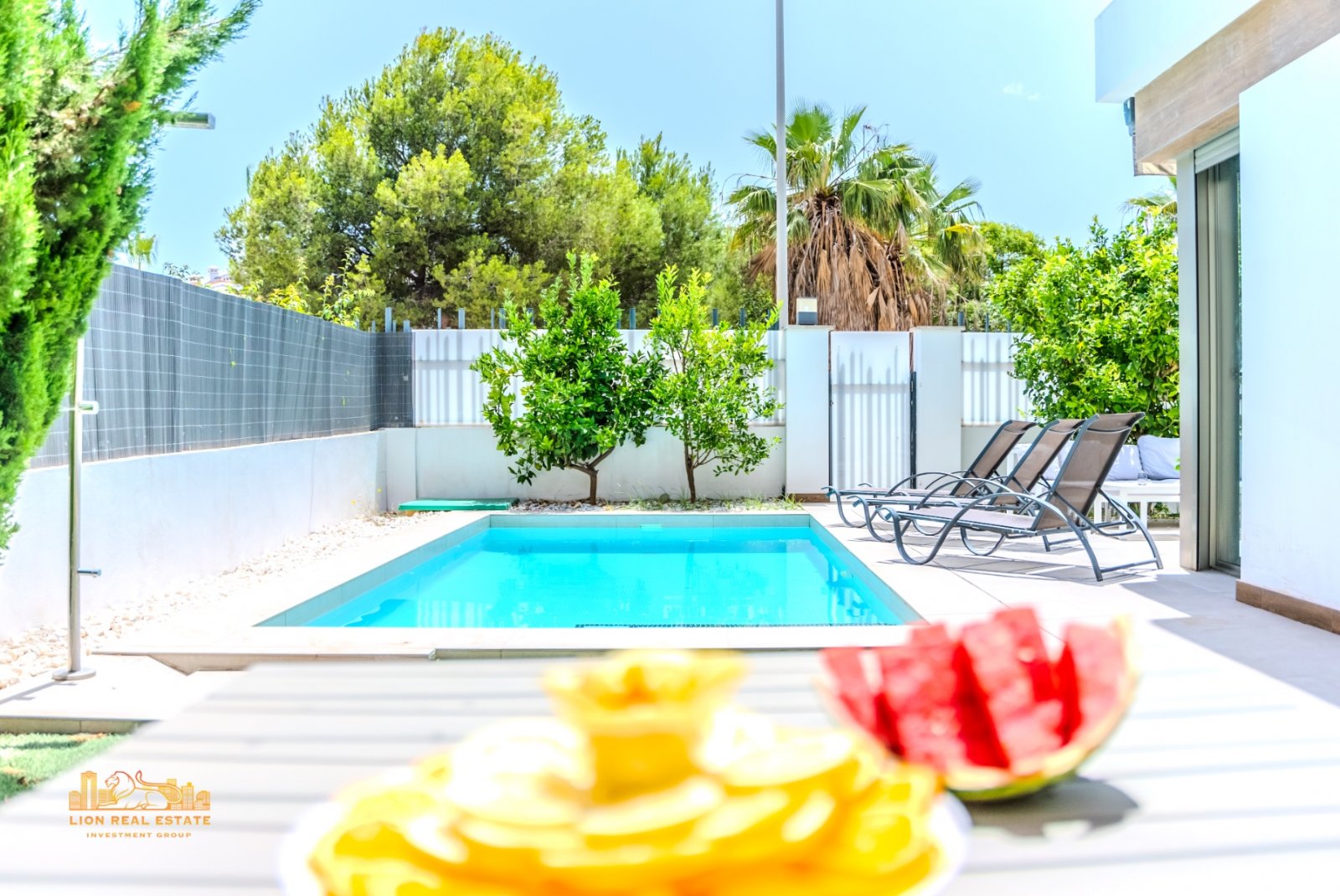   Welcome to this magnificent villa with modern design and state-of-the-art appliances, located in the sunny area of Villamartín! This stunning home i