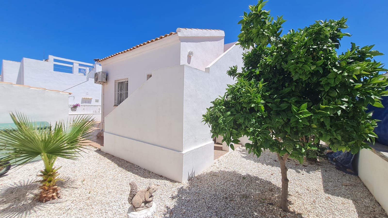 Nestled within the highly desirable residential area of La Florida, Orihuela Costa, this beautifully maintained detached villa offers the perfect co