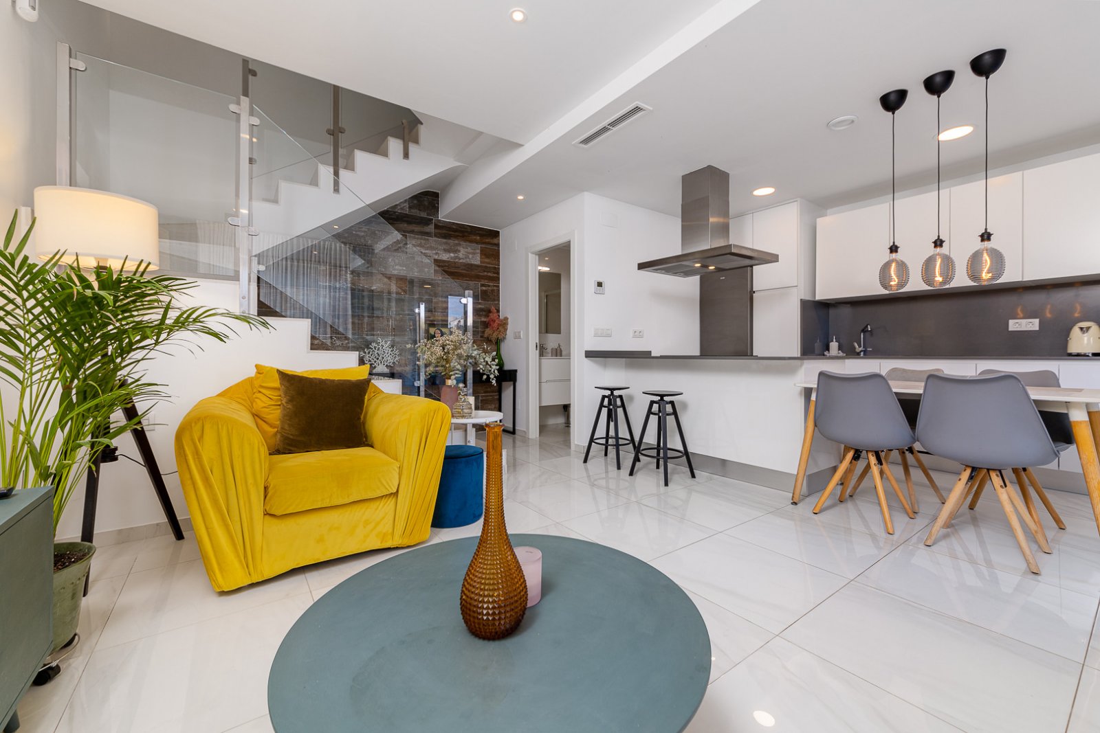 In der begehrten Gegend von Villamartín gelegen, bietet dieses wunderschön präsentierte Triplex-Haus eine außergewöhnliche Kombination aus modernem D