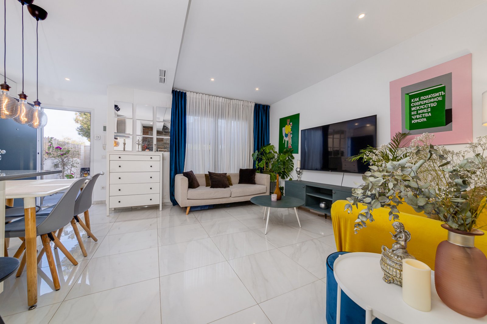 In der begehrten Gegend von Villamartín gelegen, bietet dieses wunderschön präsentierte Triplex-Haus eine außergewöhnliche Kombination aus modernem D