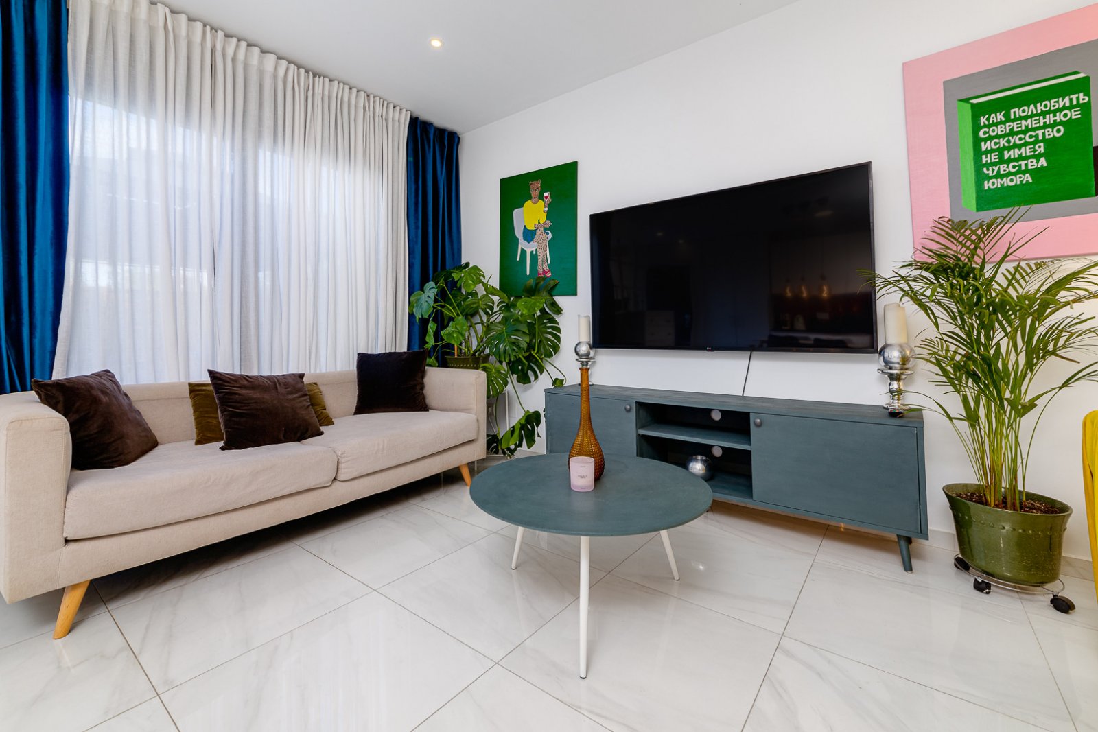 In der begehrten Gegend von Villamartín gelegen, bietet dieses wunderschön präsentierte Triplex-Haus eine außergewöhnliche Kombination aus modernem D