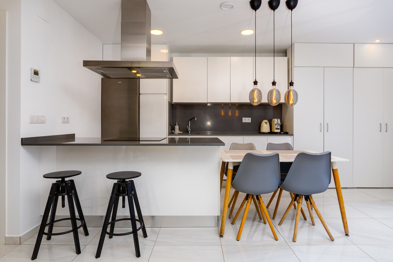 In der begehrten Gegend von Villamartín gelegen, bietet dieses wunderschön präsentierte Triplex-Haus eine außergewöhnliche Kombination aus modernem D