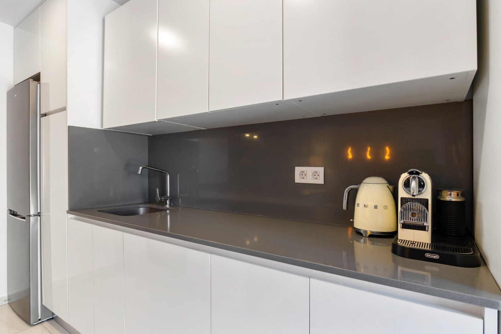 In der begehrten Gegend von Villamartín gelegen, bietet dieses wunderschön präsentierte Triplex-Haus eine außergewöhnliche Kombination aus modernem D