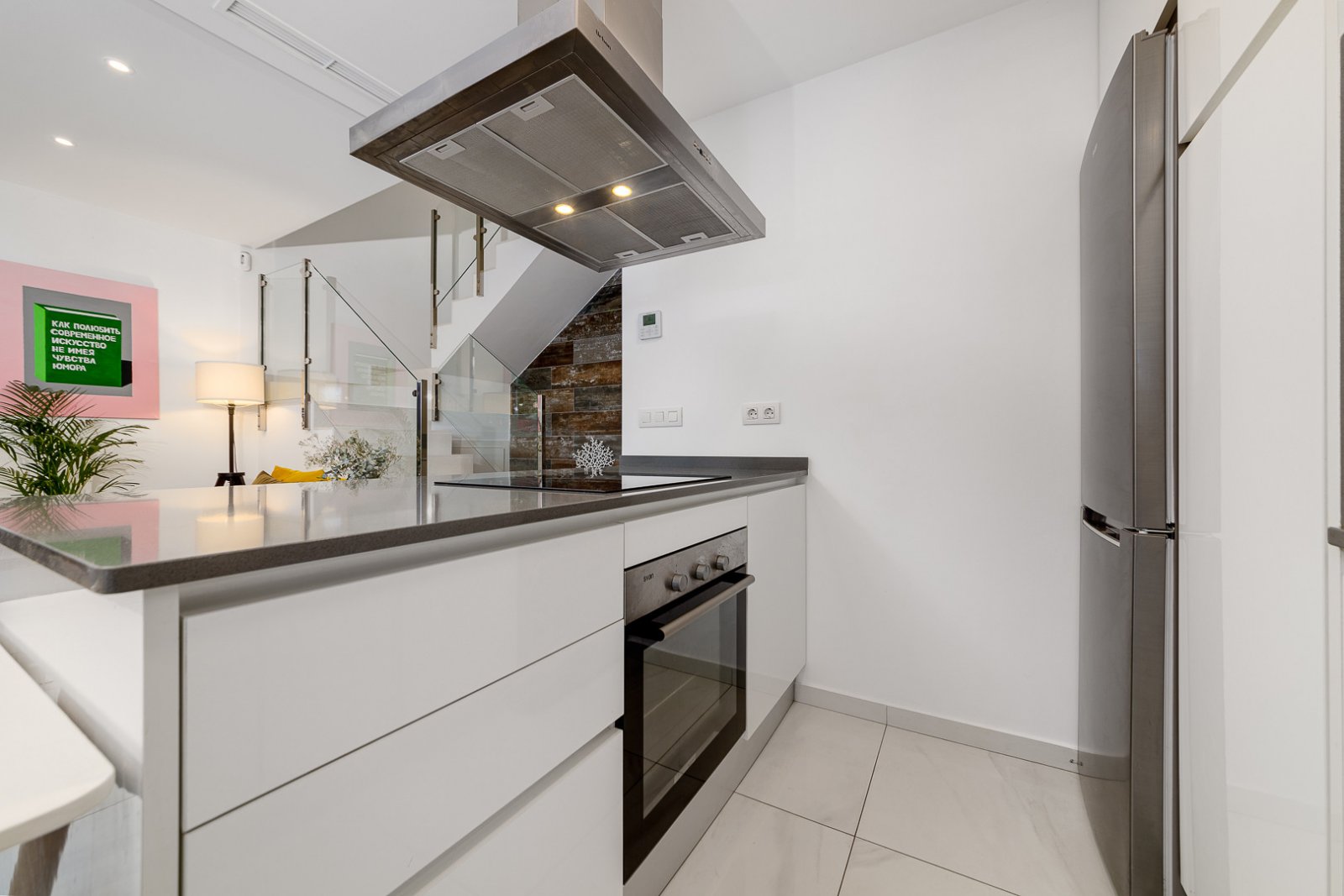 In der begehrten Gegend von Villamartín gelegen, bietet dieses wunderschön präsentierte Triplex-Haus eine außergewöhnliche Kombination aus modernem D