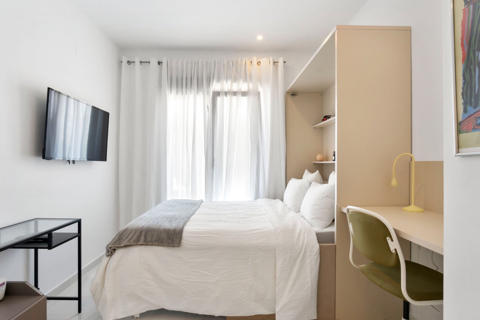 In der begehrten Gegend von Villamartín gelegen, bietet dieses wunderschön präsentierte Triplex-Haus eine außergewöhnliche Kombination aus modernem D
