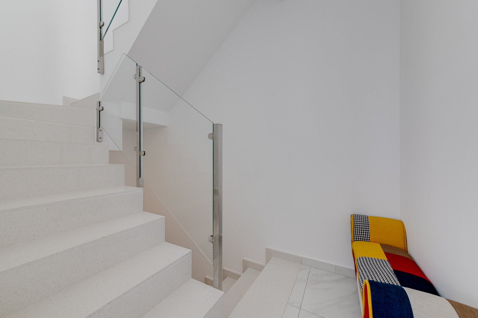 In der begehrten Gegend von Villamartín gelegen, bietet dieses wunderschön präsentierte Triplex-Haus eine außergewöhnliche Kombination aus modernem D
