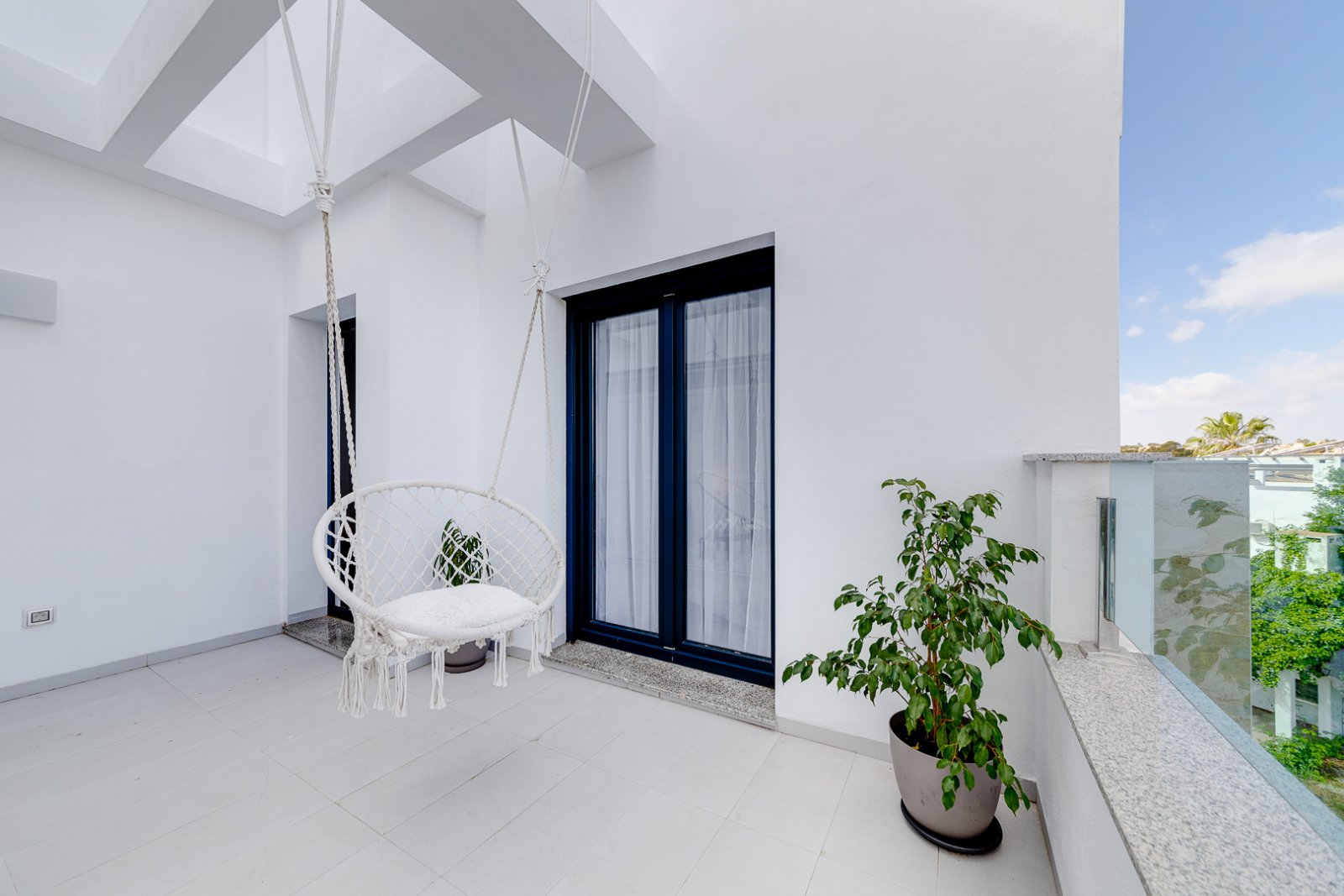 In der begehrten Gegend von Villamartín gelegen, bietet dieses wunderschön präsentierte Triplex-Haus eine außergewöhnliche Kombination aus modernem D