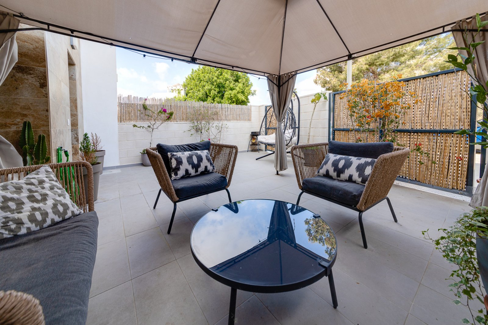 In der begehrten Gegend von Villamartín gelegen, bietet dieses wunderschön präsentierte Triplex-Haus eine außergewöhnliche Kombination aus modernem D