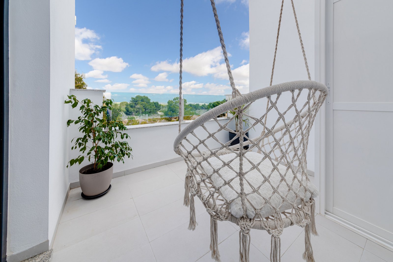 In der begehrten Gegend von Villamartín gelegen, bietet dieses wunderschön präsentierte Triplex-Haus eine außergewöhnliche Kombination aus modernem D