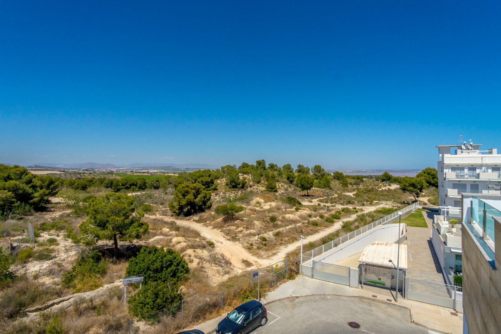 In der begehrten Gegend von Villamartín gelegen, bietet dieses wunderschön präsentierte Triplex-Haus eine außergewöhnliche Kombination aus modernem D