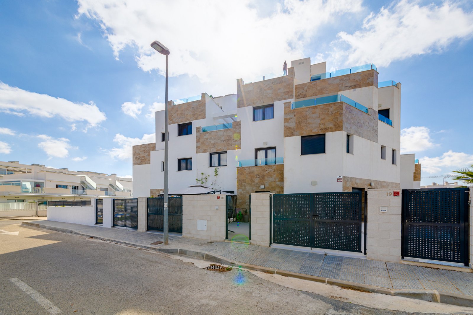 In der begehrten Gegend von Villamartín gelegen, bietet dieses wunderschön präsentierte Triplex-Haus eine außergewöhnliche Kombination aus modernem D