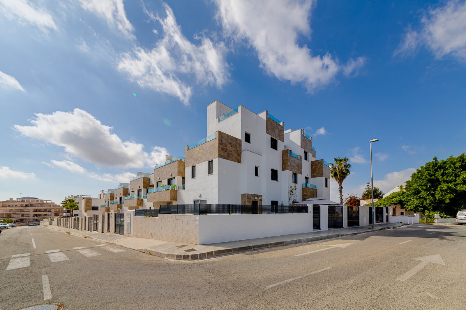 In der begehrten Gegend von Villamartín gelegen, bietet dieses wunderschön präsentierte Triplex-Haus eine außergewöhnliche Kombination aus modernem D