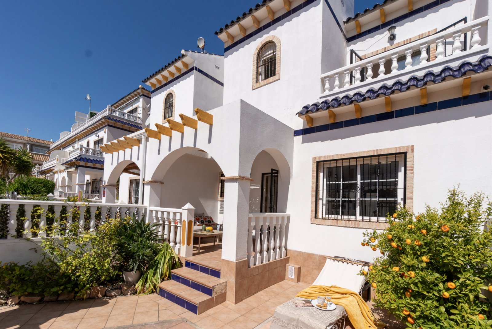  Makelloses Reihenhaus in Las Chismosas,&amp;nbsp;einer idealen Lage zwischen La Florida und Playa Flamenca. Dieses gepflegte Zuhause bietet beim Betr