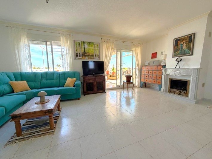 Duplex penthouse located in the prestigious gated complex of Miraflores.
A nice entrance hall distributes into 2 double bedrooms and a fam