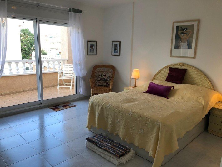 Duplex penthouse located in the prestigious gated complex of Miraflores.
A nice entrance hall distributes into 2 double bedrooms and a fam