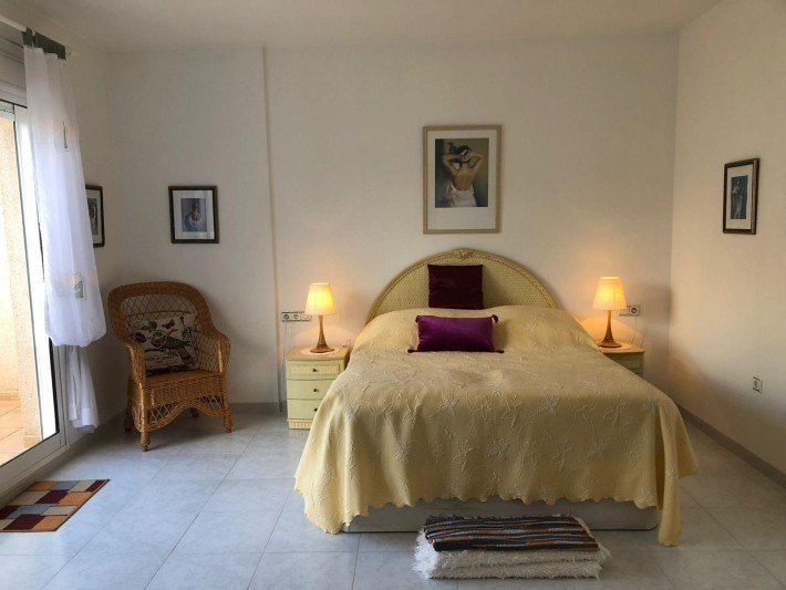 Duplex penthouse located in the prestigious gated complex of Miraflores.
A nice entrance hall distributes into 2 double bedrooms and a fam