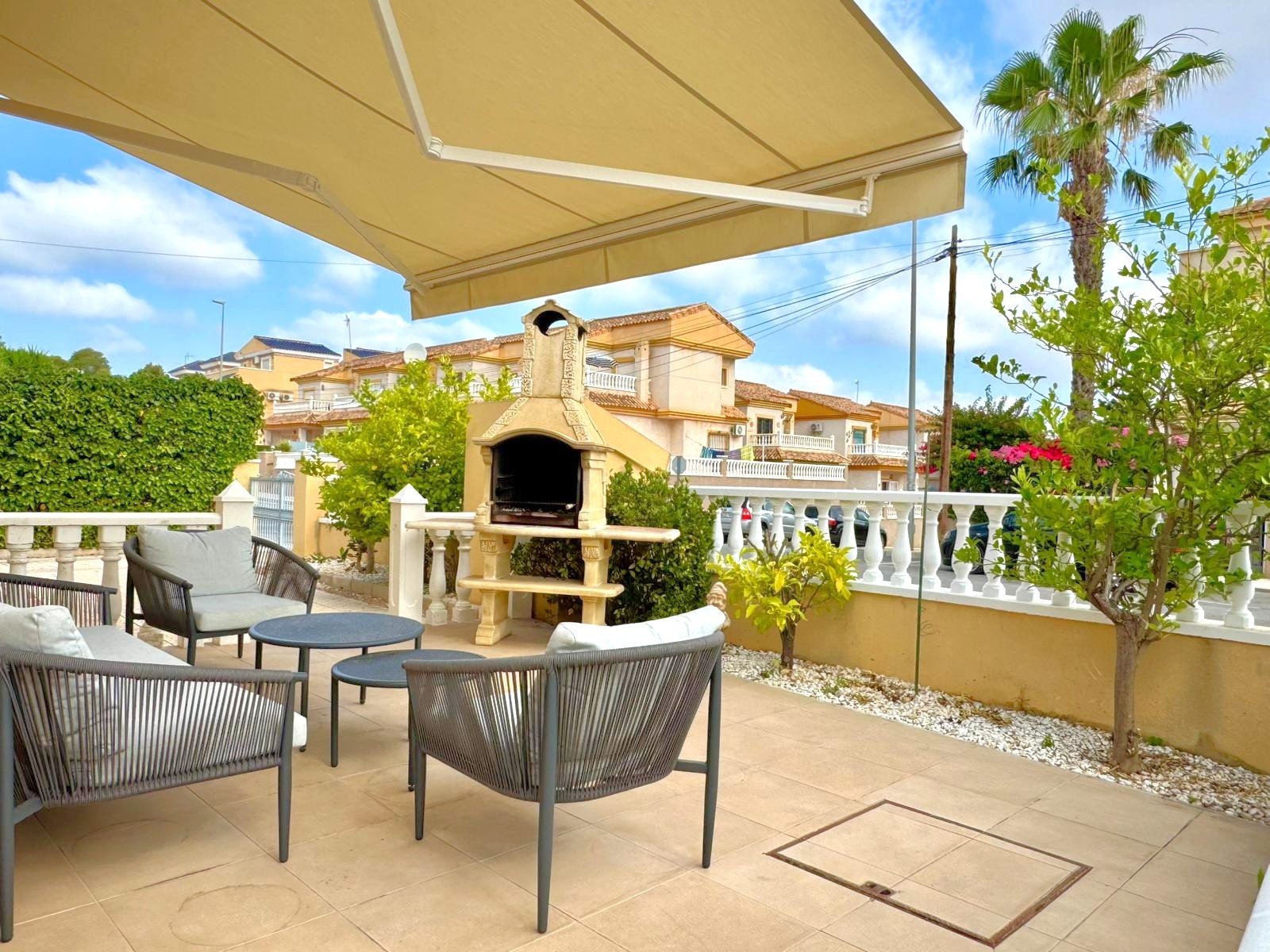Well maintained and well distributed detached villa at 250m distance from the popular La Fuente Commercial centre
The 110m2 (approx..) pro