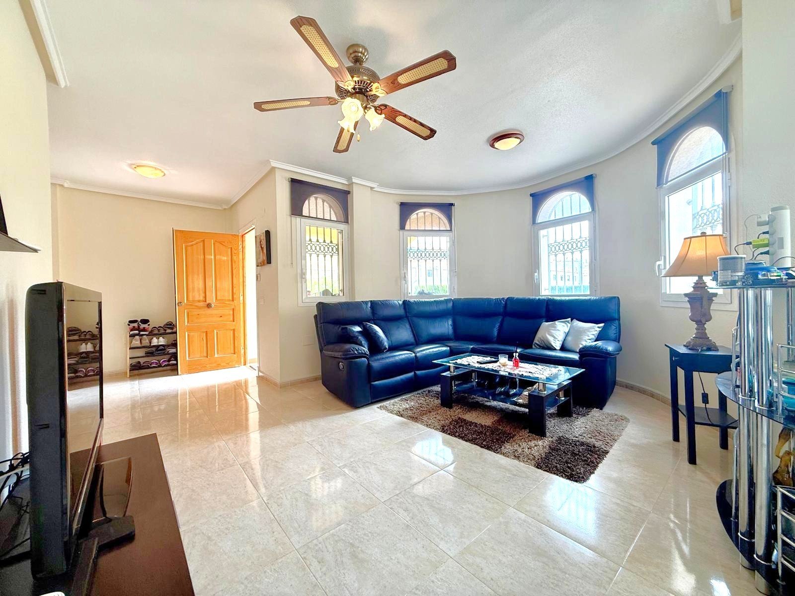 Well maintained and well distributed detached villa at 250m distance from the popular La Fuente Commercial centre
The 110m2 (approx..) pro