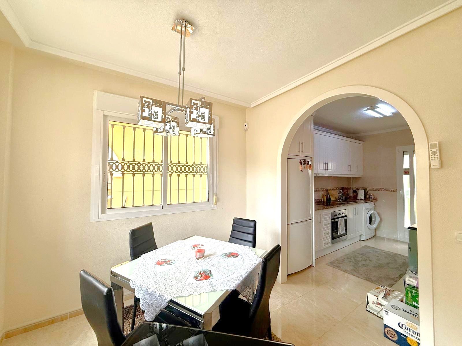 Well maintained and well distributed detached villa at 250m distance from the popular La Fuente Commercial centre
The 110m2 (approx..) pro