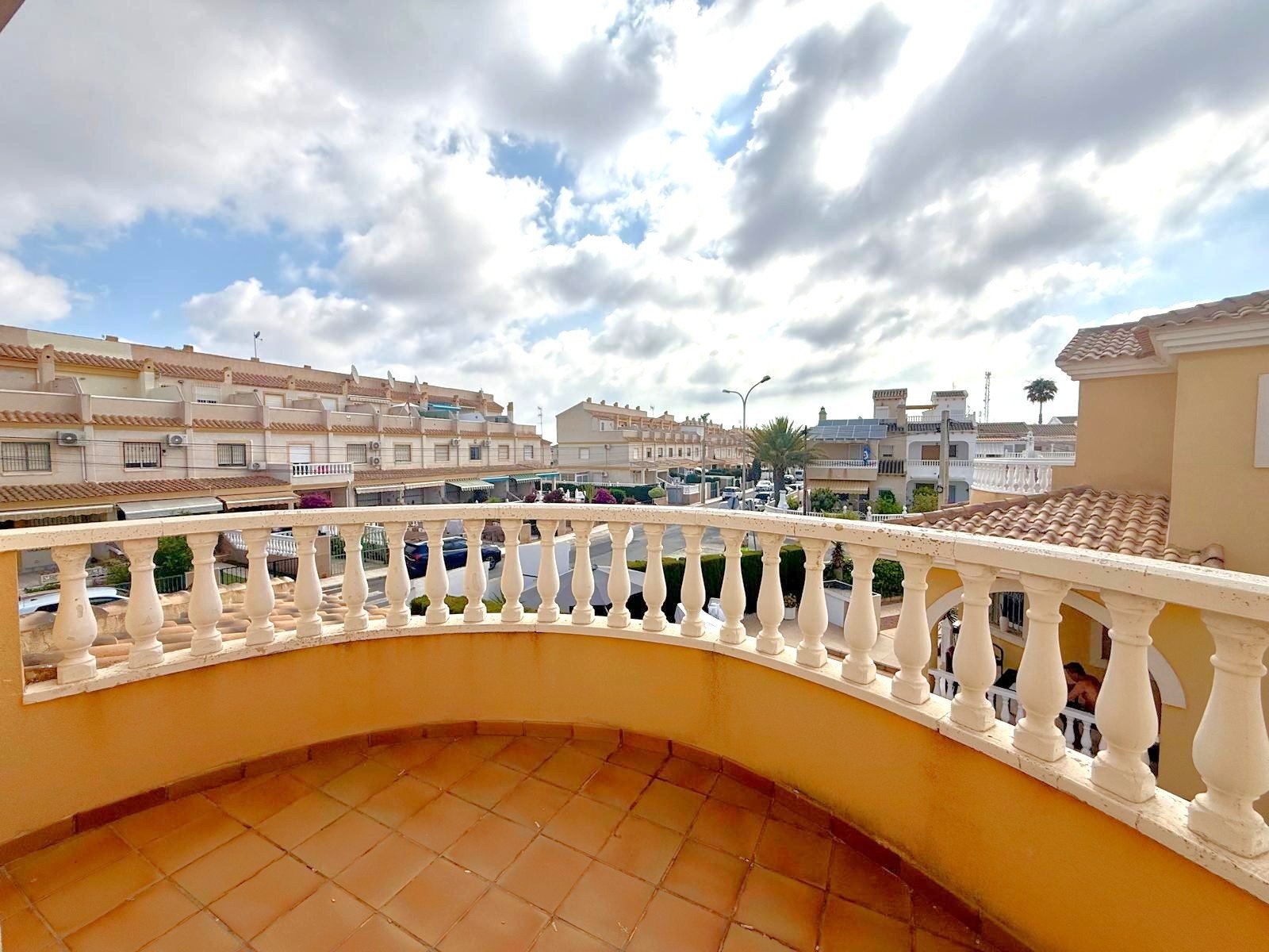 Well maintained and well distributed detached villa at 250m distance from the popular La Fuente Commercial centre
The 110m2 (approx..) pro