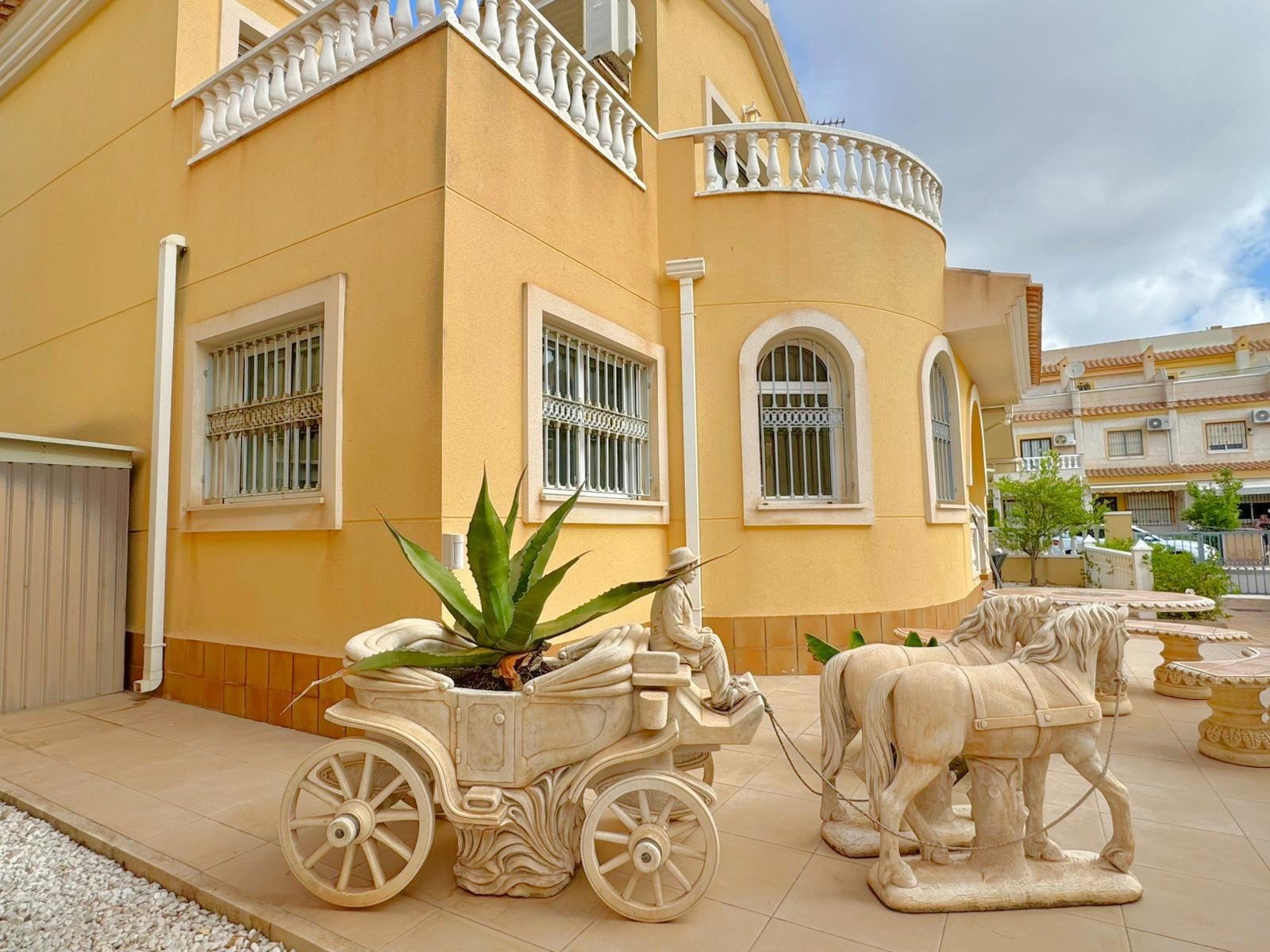 Well maintained and well distributed detached villa at 250m distance from the popular La Fuente Commercial centre
The 110m2 (approx..) pro