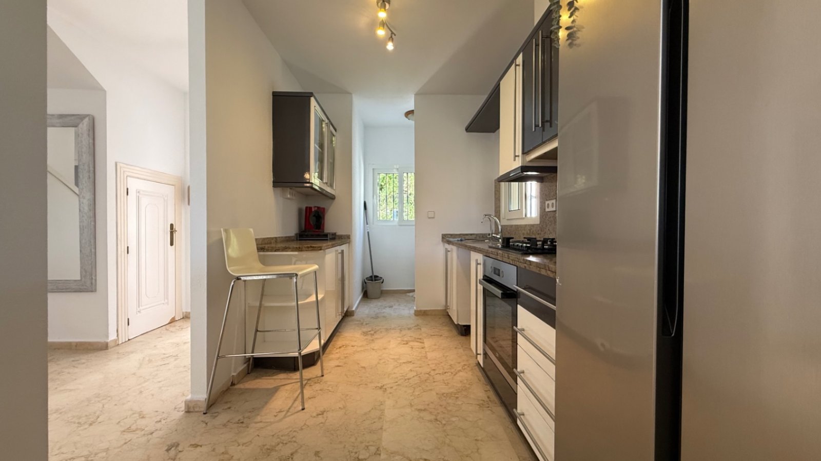  Große freistehende Villa mit 4 Schlafzimmern, 2 Bädern in erster Reihe zum Las Ramblas Golfplatz.
Diese sehr gut gepflegte Villa verfügt au