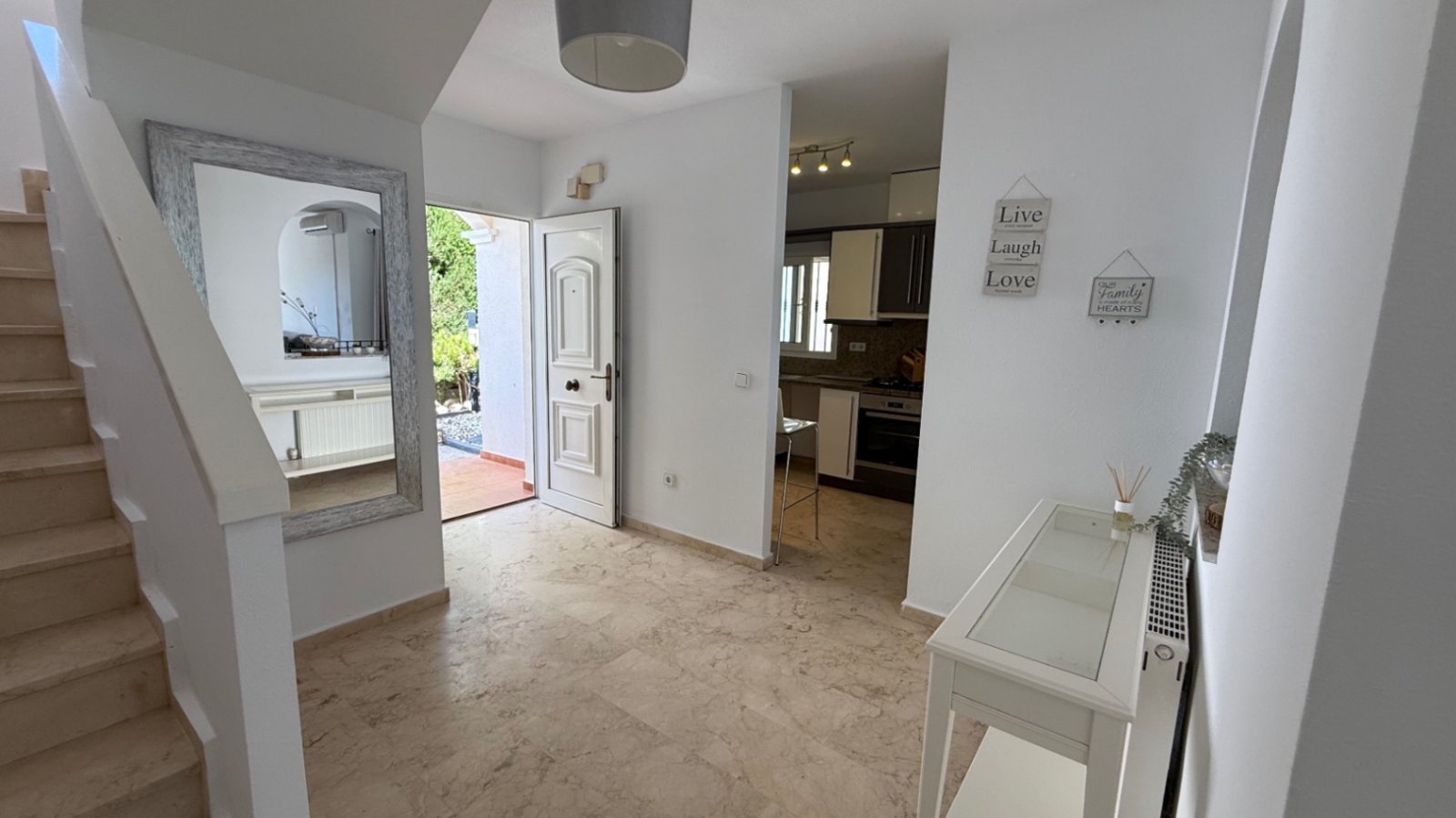  Große freistehende Villa mit 4 Schlafzimmern, 2 Bädern in erster Reihe zum Las Ramblas Golfplatz.
Diese sehr gut gepflegte Villa verfügt au