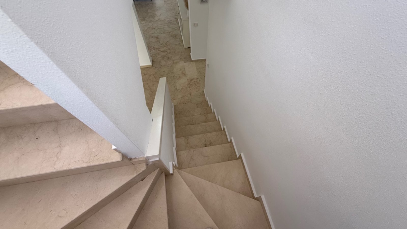  Große freistehende Villa mit 4 Schlafzimmern, 2 Bädern in erster Reihe zum Las Ramblas Golfplatz.
Diese sehr gut gepflegte Villa verfügt au