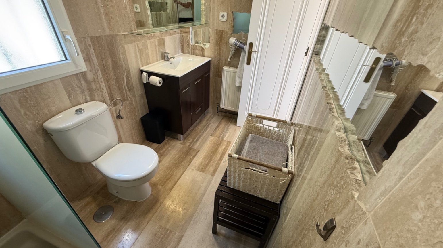  Große freistehende Villa mit 4 Schlafzimmern, 2 Bädern in erster Reihe zum Las Ramblas Golfplatz.
Diese sehr gut gepflegte Villa verfügt au