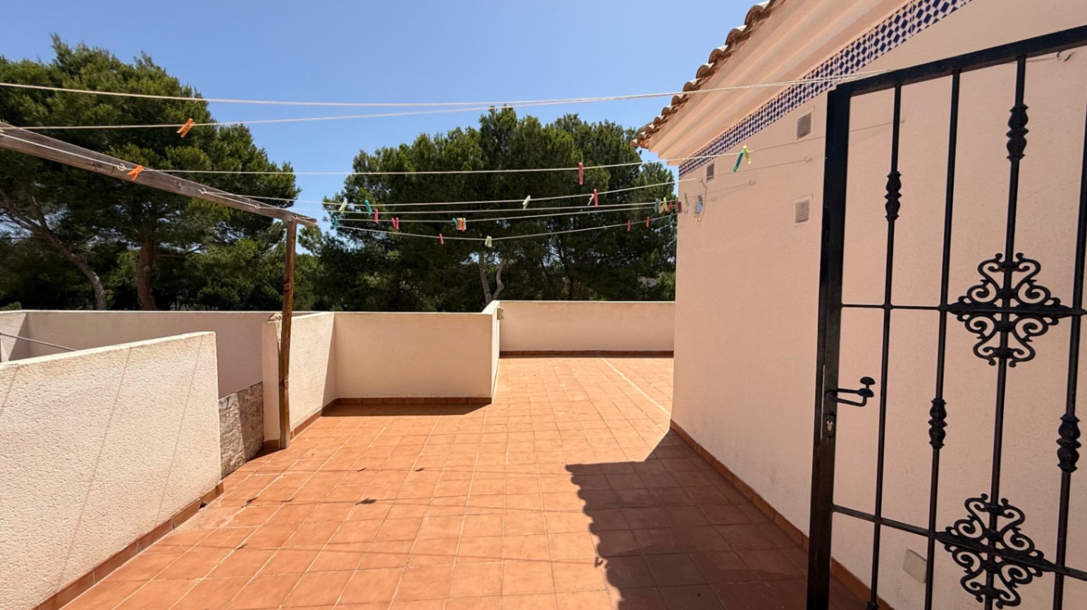  Große freistehende Villa mit 4 Schlafzimmern, 2 Bädern in erster Reihe zum Las Ramblas Golfplatz.
Diese sehr gut gepflegte Villa verfügt au