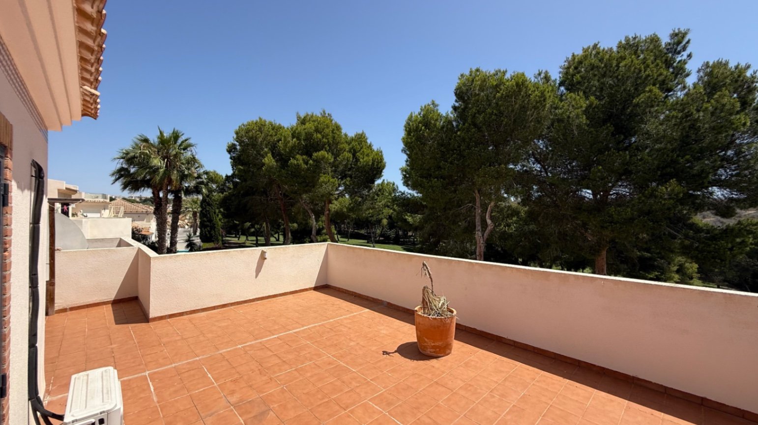  Große freistehende Villa mit 4 Schlafzimmern, 2 Bädern in erster Reihe zum Las Ramblas Golfplatz.
Diese sehr gut gepflegte Villa verfügt au