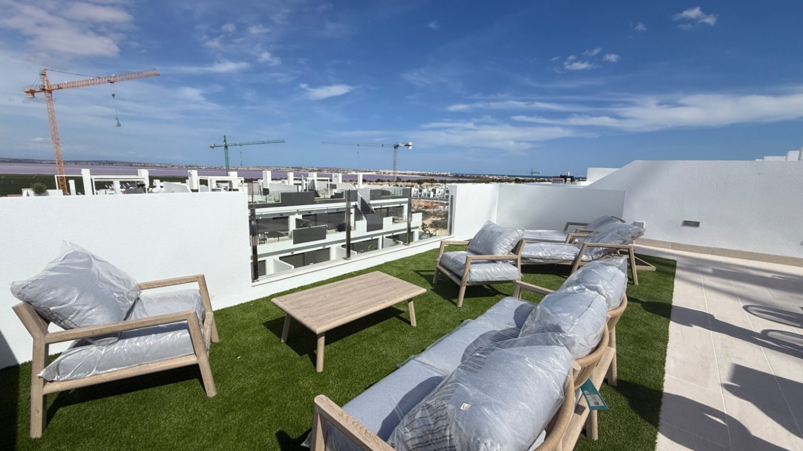 In der faszinierenden Stadt Torrevieja gelegen, verspricht dieses moderne Apartment der ideale Rückzugsort für diejenigen zu sein, die einen komforta