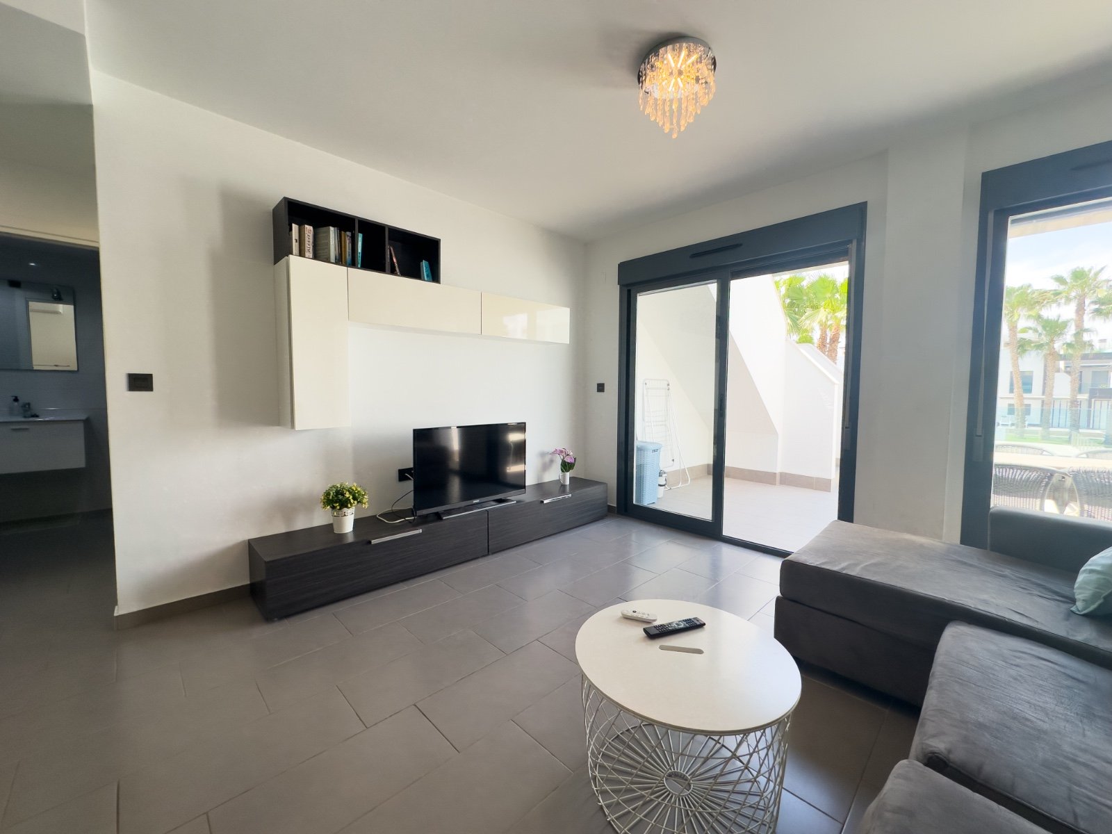 Dieser stilvolle Bungalow im Obergeschoss in der begehrten Wohnanlage Oasis Beach La Zenia bietet die perfekte Kombination aus Komfort, Lage und medi