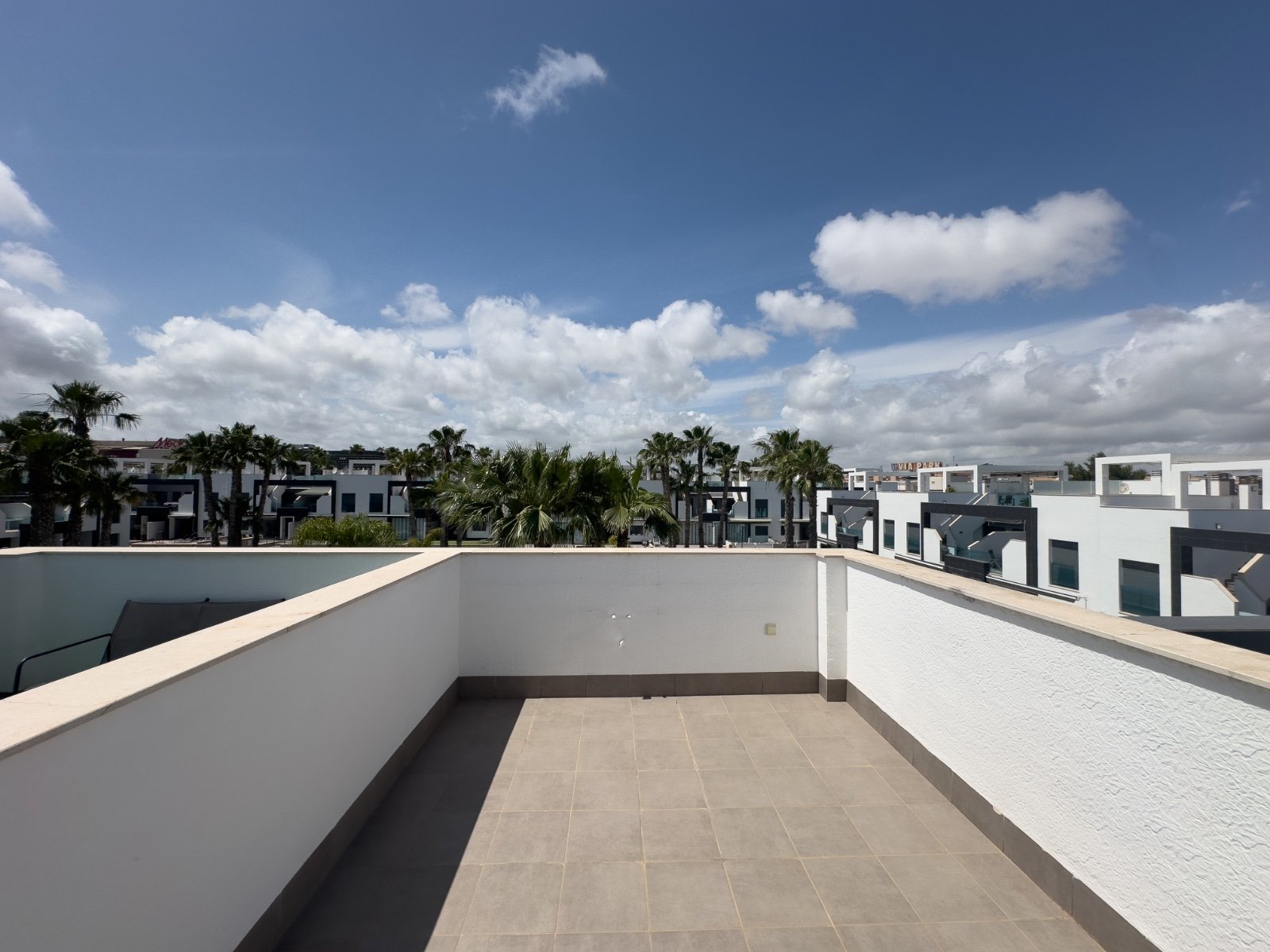 Dieser stilvolle Bungalow im Obergeschoss in der begehrten Wohnanlage Oasis Beach La Zenia bietet die perfekte Kombination aus Komfort, Lage und medi