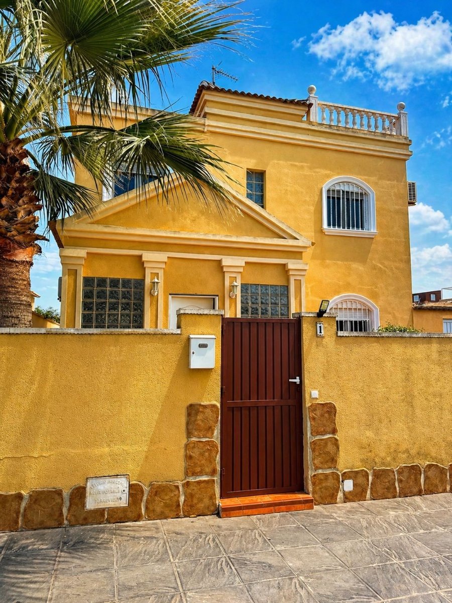 reistehende Villa mit 3 Schlafzimmern in Aguas Nuevas | Bestlage nahe La Purísima
Objektbeschreibung: Diese außergewöhnliche freistehende V
